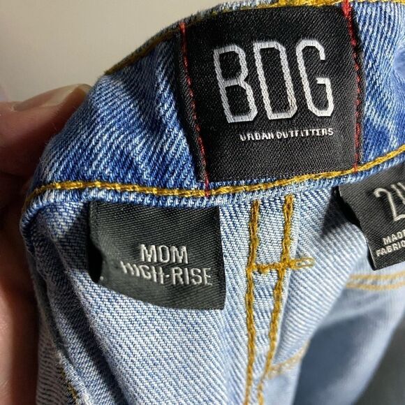 Urban Outfitters BDG Light Wash High Rise Mom Jean Size 24 - Picture 9 of 11